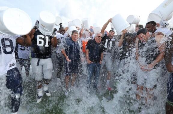 名人大V紛紛加入“冰桶挑戰”:慈善還是作秀? 名人大V紛紛加入“冰桶挑戰”:慈善還是作秀?