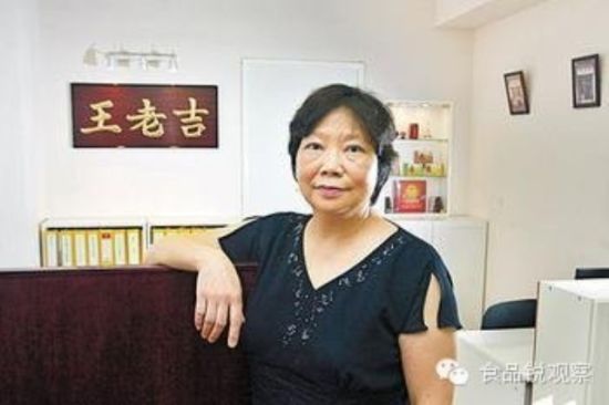 從外表看上去,王健儀的年齡只有50歲出頭,其現在的身份也倍受爭議,既是香港同興藥業董事長,也是合資公司廣州王老吉藥業股份有限公司(以下簡稱“王老吉藥業”)董事長(爭議中),同時她還享有加多寶集團授予的榮譽稱號“名譽董事長”