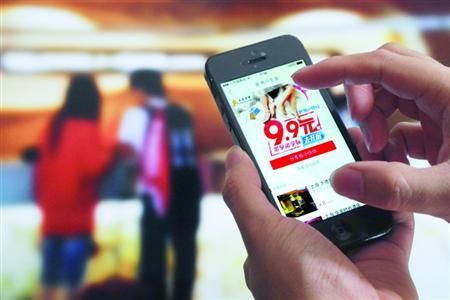 □在大眾點評網手機軟件的頁面上，“帶學弟學妹去開房”的廣告語曾赫 　　然在列，而且其所配圖片也充滿暗示。此外，經調查，這則廣告所涉及的其他信息也有不實之嫌。　/晨報記者　肖允