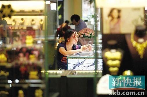 10月5號，黃金價格大跌，不少市民前來金店咨詢。新快報記者 祝賀/攝