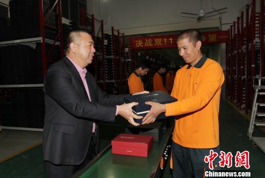 溫州“雙十一”網絡零售望破10億奧康王振滔變身包裝工