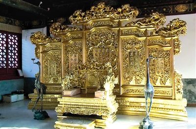 昨日,嵩祝名院所在的嵩祝寺及智珠寺內,一處被用作餐廳的古建築內擺放著一張“龍椅”,這張“龍椅”是按照故宮里的龍椅等比例制作的(視頻截圖)。新華社記者 李德欣 攝