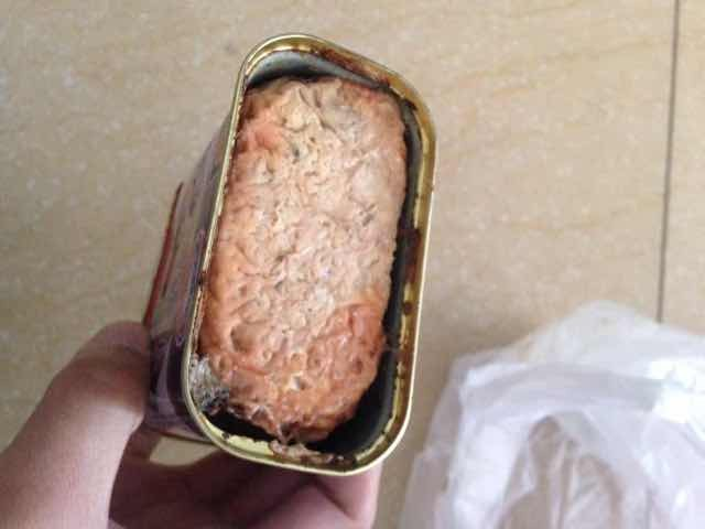 梅林午餐肉罐頭發臭爬生蛆 廠家:不能保證沒問題