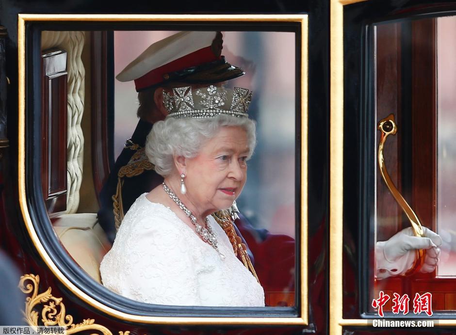 英女王全新禦用馬車亮相 車身鑲400片金箔逾十年打造