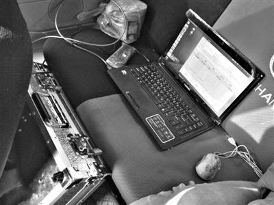 11月1日，趙公口橋附近，新京報記者暗訪車載偽基站，偽基站被放置于箱中，與筆記本電腦連接，可在1小時內向周邊數百米區域內手機用戶群發數千條垃圾短信。本版攝影/新京報記者 大路