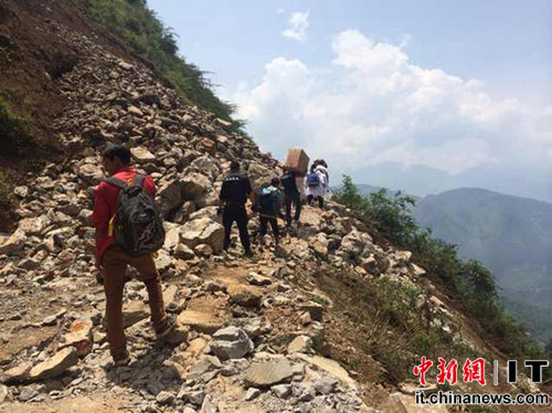 百度救援隊徒步10公里生死競速 救助魯甸重災區107人 百度救援隊徒步10公里生死競速 救助魯甸重災區107人