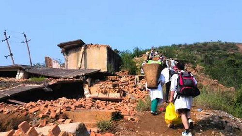 百度救援隊徒步10公里生死競速 救助魯甸重災區107人 百度救援隊徒步10公里生死競速 救助魯甸重災區107人