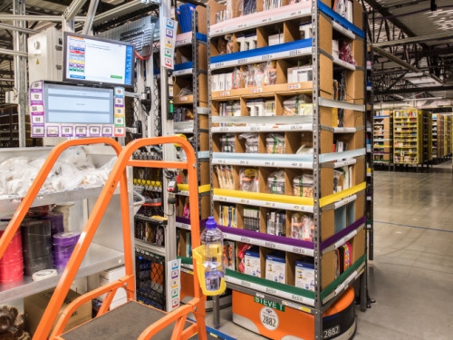 亞馬遜1.5萬機器人處理訂單:全自動 準確率99%