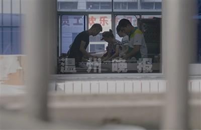 暗訪揭消毒餐具十大黑幕:污跡隨手抹全程消毒只要兩秒 暗訪揭消毒餐具十大黑幕:污跡隨手抹全程消毒只要兩秒