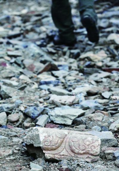 開採過程中，工人把附近廟里的石碑給破壞了 攝（除署名外）/法制晚報記者 田寶希