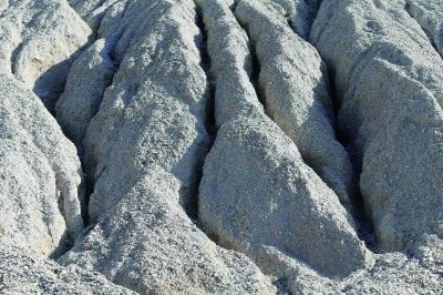 半成品的石料堆積在山下，被雨水衝刷出一道道溝壑 攝（除署名外）/法制晚報記者 田寶希