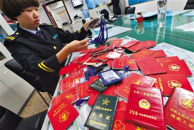 昨日,地鐵工作人員展示查獲的各種假證。新京報記者 昨日,地鐵工作人員展示查獲的各種假證。新京報記者