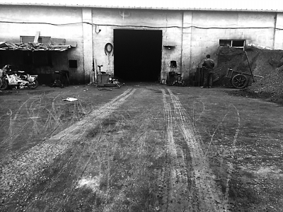 北京東五環外有制售低劣燃煤點 苫布蓋著煤塊偷著賣 北京東五環外有制售低劣燃煤點 苫布蓋著煤塊偷著賣