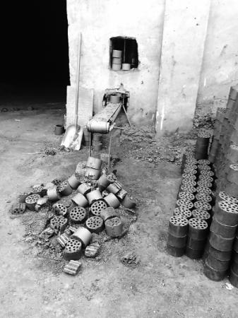 北京東五環外有制售低劣燃煤點 苫布蓋著煤塊偷著賣 北京東五環外有制售低劣燃煤點 苫布蓋著煤塊偷著賣