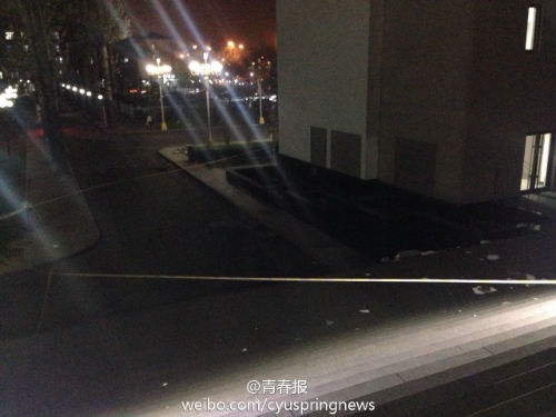 北京大風刮掉朝陽大悅城外牆造成一死一傷引發了不小關注