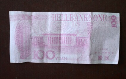 投幣箱里花樣多 奇葩“假幣”乘公交