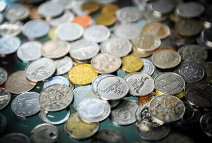 投幣箱里花樣多 奇葩“假幣”乘公交