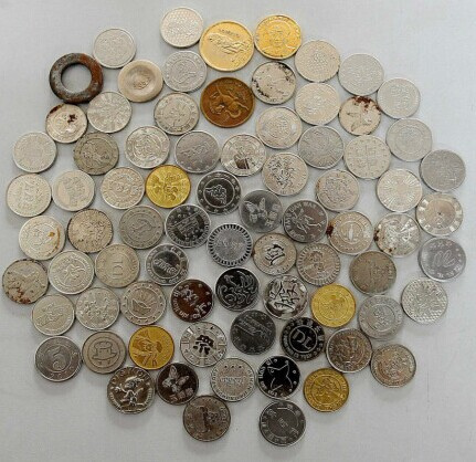 投幣箱里花樣多 奇葩“假幣”乘公交