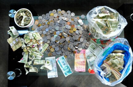 投幣箱里花樣多 奇葩“假幣”乘公交