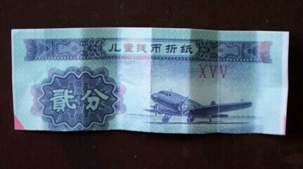 投幣箱里花樣多 奇葩“假幣”乘公交