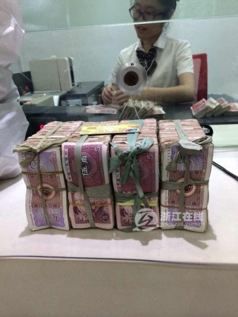 男子提3麻袋5毛錢買蘋果“土豪金” 男子提3麻袋5毛錢買蘋果“土豪金”