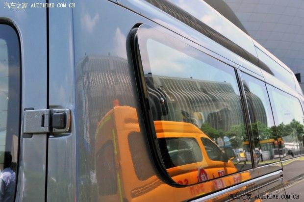 上汽大通上汽商用車上汽大通V802012款 2.5L定制版