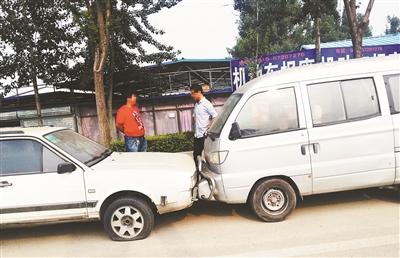 暗訪北京解體汽車中介一條街 零件被明碼標價