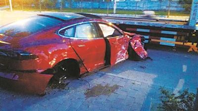 連撞兩車 北京一輛特斯拉發生連環車禍 連撞兩車 北京一輛特斯拉發生連環車禍