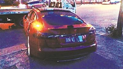 連撞兩車 北京一輛特斯拉發生連環車禍 連撞兩車 北京一輛特斯拉發生連環車禍