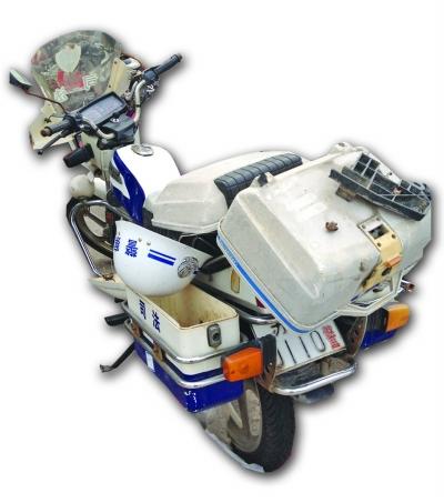 酒駕男開報廢警用摩托撞出租車 威脅的哥