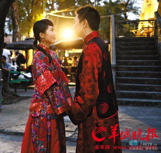 今天“光棍節”,還單著的光棍看到這張親密的照片羨慕嫉妒恨吧。這是記者前天在廣州某創意園拍到的這對新人拍婚紗照的情景,他們在節前結束了單身生活。羊城晩報記者 鄧勃 攝