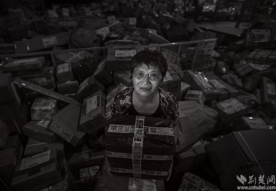 66歲老人每天徒步送快遞為兒還貸 面包裹腹躺椅睡覺