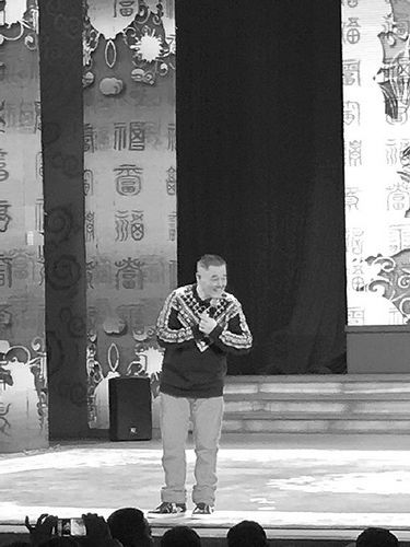 曝趙本山發達後曾回鄉發錢 扯下金鏈子送友 曝趙本山發達後曾回鄉發錢 扯下金鏈子送友