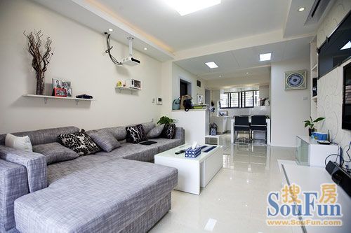 投影的幕布很巧妙的被隱藏在吊頂里。