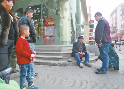 流浪救助人員(右)勸說行乞人員去救助站接受救助