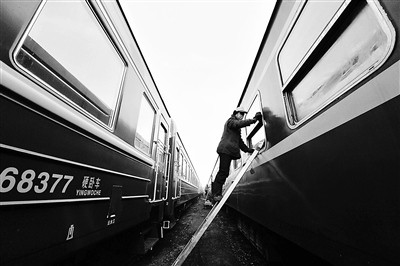 北京鐵路局春運首趟臨客滿載發出(圖)