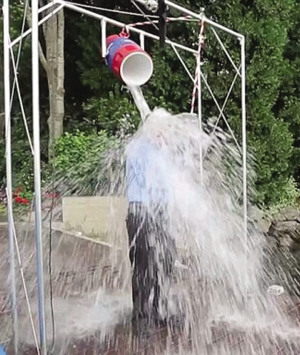 冰桶挑戰席卷全球愛心接力世界名流皆上陣（圖）