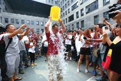 “冰桶挑戰”傳至中國 被指營銷味道濃