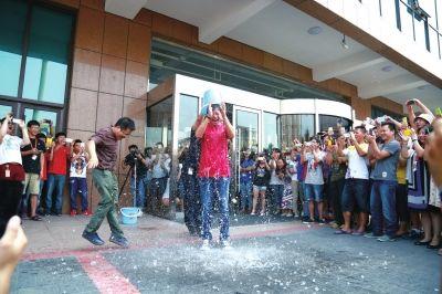 “冰桶挑戰”傳至中國 被指營銷味道濃