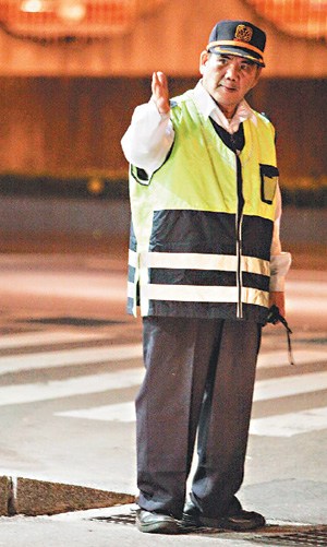 工時長薪水少臺灣理發保安等五大行業“最窮忙”