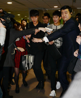 金秀賢離臺粉絲追逐送機(圖)