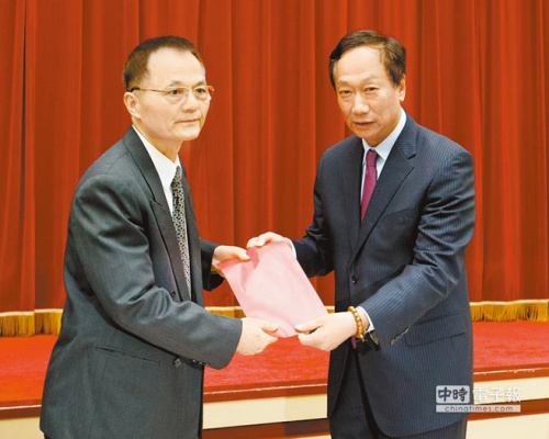 郭臺銘捐千萬臺幣慰勞反服貿活動維安警察