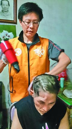 棄百萬臺幣年薪當服務員男子稱人生不只有賺錢