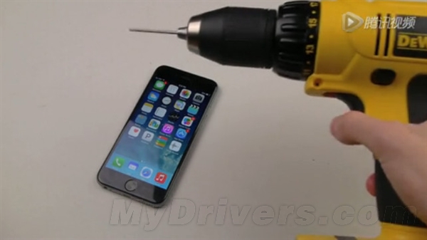 用電鑽鑽iPhone 6的屏幕 會是啥結果？