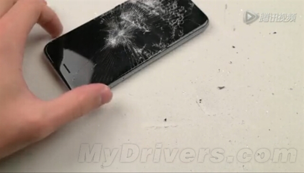 如此悲劇：iPhone 6屏幕接觸電熨鬥後..