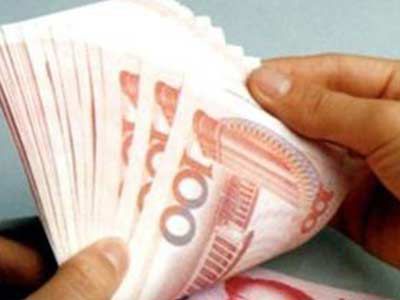 戴某馬上用房間的電話報了警。接到報警電話的永康市公安局龍山派出所民警趕往了現場，調取了監控錄像，並連夜展開了搜捕行動，去年12月11日早上，在永康芝英鎮，將小俞抓捕歸案。