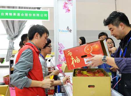 　　第十二屆中國國際農產品交易會25日在山東省青島國際會展中心開幕。本屆農交會著力打造中國最大和最有影響的農產品貿易平臺，展出總面積６萬多平方米，共有40個展團組團參展。圖為參觀市民在臺灣展區選購產品。