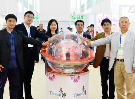 第十二屆中國國際農產品交易會25日在山東省青島國際會展中心開幕。本屆農交會著力打造中國最大和最有影響的農產品貿易平臺，展出總面積６萬多平方米，共有40個展團組團參展。圖為臺灣展區舉行開幕式。