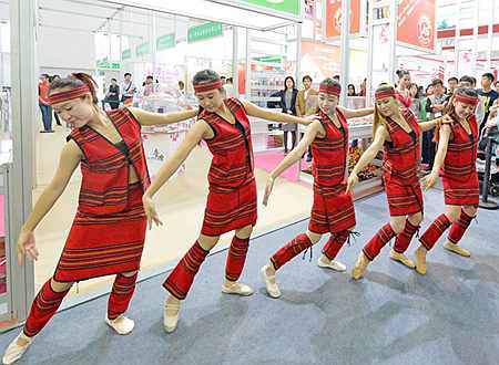 第十二屆中國國際農產品交易會25日在山東省青島國際會展中心開幕。本屆農交會著力打造中國最大和最有影響的農產品貿易平臺，展出總面積6萬多平方米，共有40個展團組團參展。圖為臺灣展區進行精彩表演