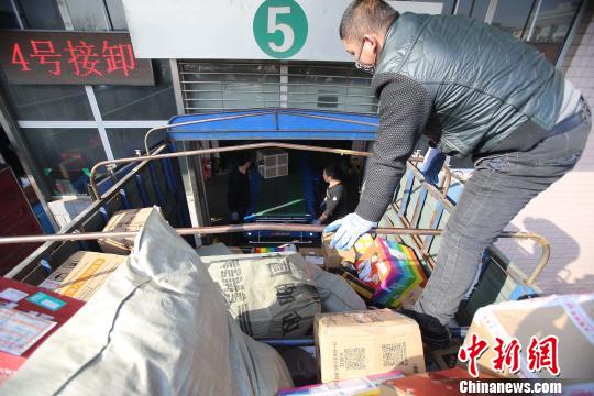 資料圖:工作人員正在給快遞包裹裝車。張雲 攝